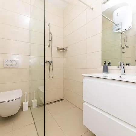 Apartmán Beautiful In Seget Donji With Wifi