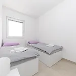Cozy Apartment In Seget Donji With Wifi 特罗吉尔