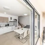 Cozy Apartment In Seget Donji With Wifi 特罗吉尔