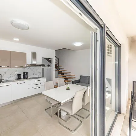 Cozy In Seget Donji With Wifi Trogir