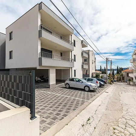 Cozy Apartment In Seget Donji With Wifi